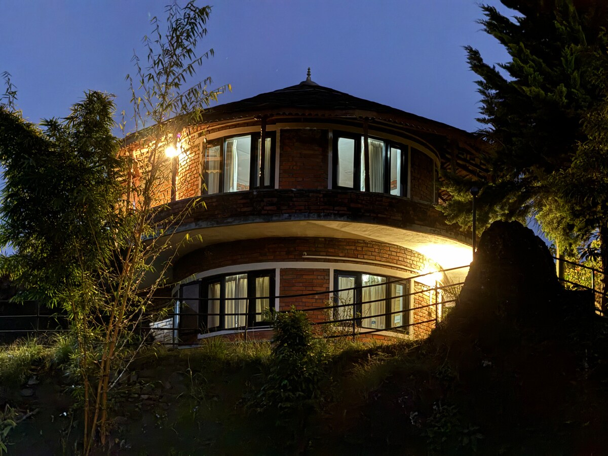 Private Castle Mountain, Lake & City View  Pokhara — photo