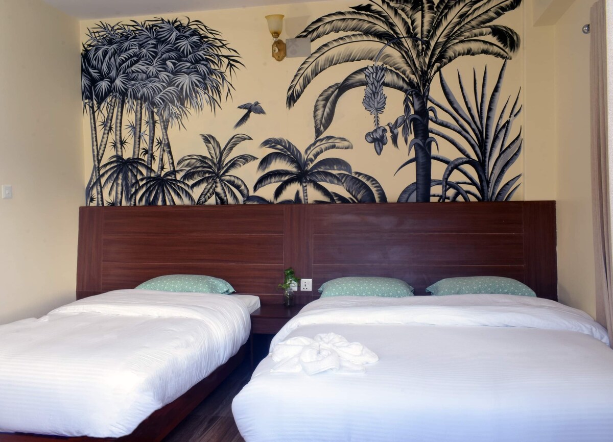 welcome to hotel arizona just 100M from lake. — photo