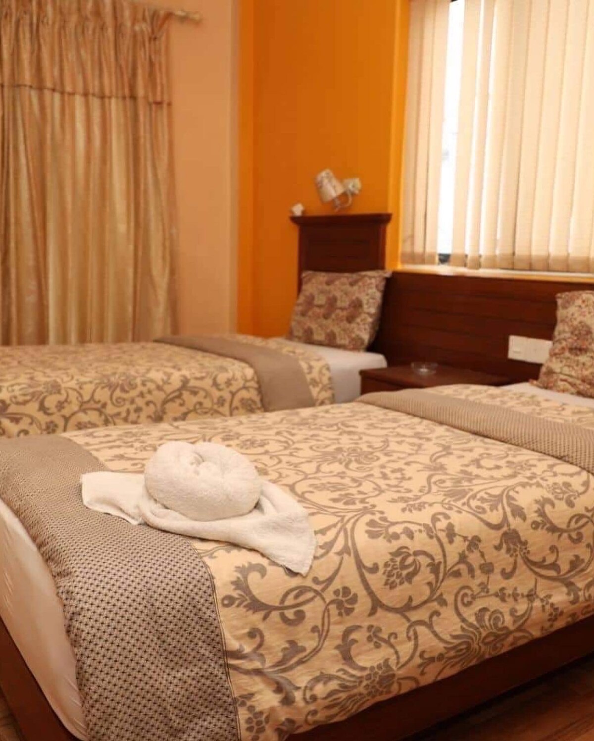 welcome to hotel arizona just 100M from lake. — photo