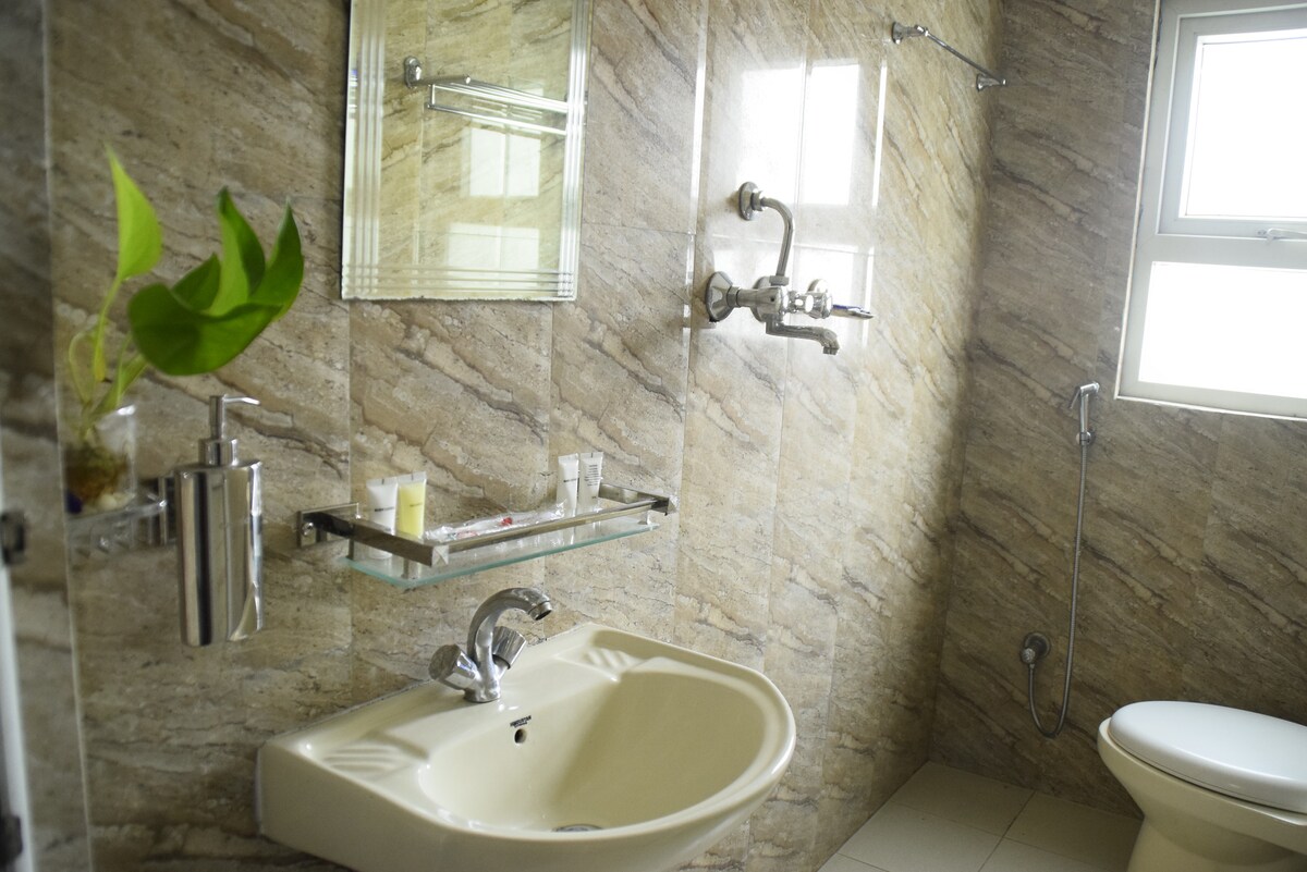 Quiet Escape in Busy Thamel with private bathroom — photo
