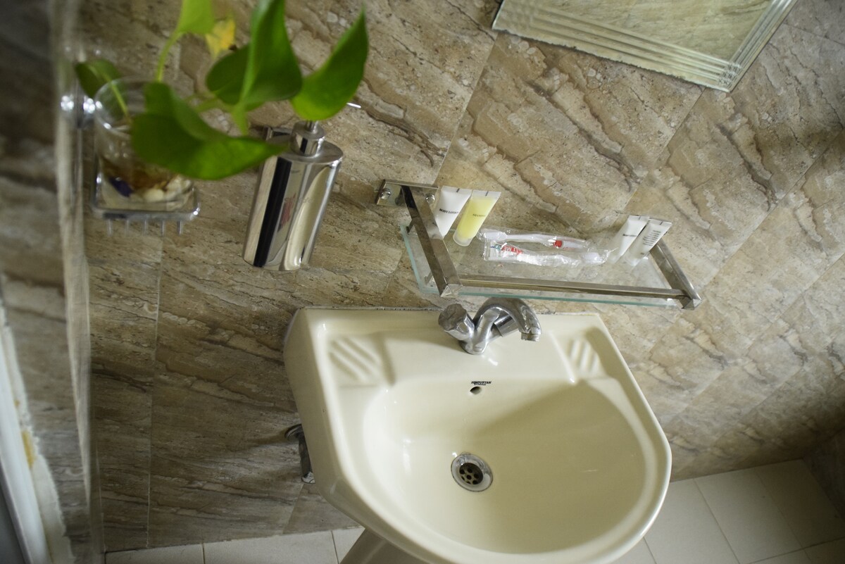 Quiet Escape in Busy Thamel with private bathroom — photo