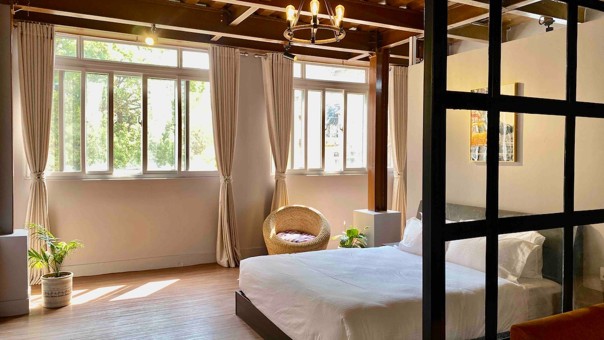 Charming 750 sq ft. Industrial studio apartment