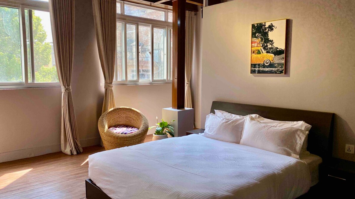 Charming 750 sq ft. Industrial studio apartment — photo