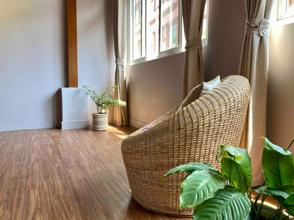 Charming 750 sq ft. Industrial studio apartment — photo