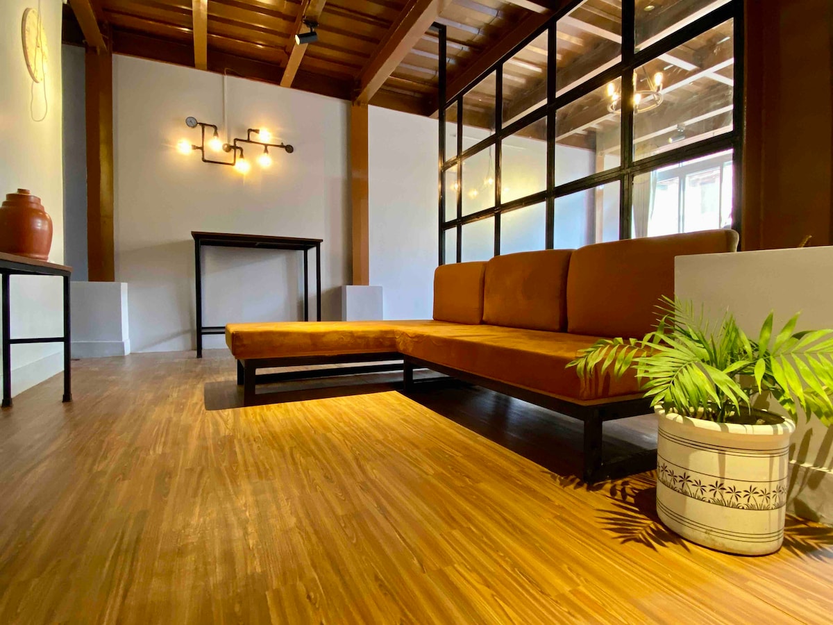 Charming 750 sq ft. Industrial studio apartment — photo