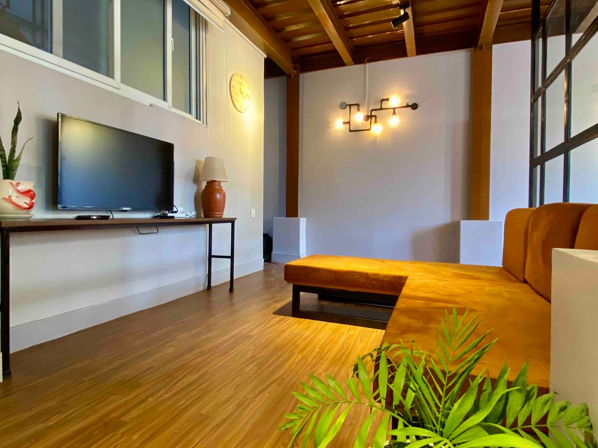 Charming 750 sq ft. Industrial studio apartment — photo