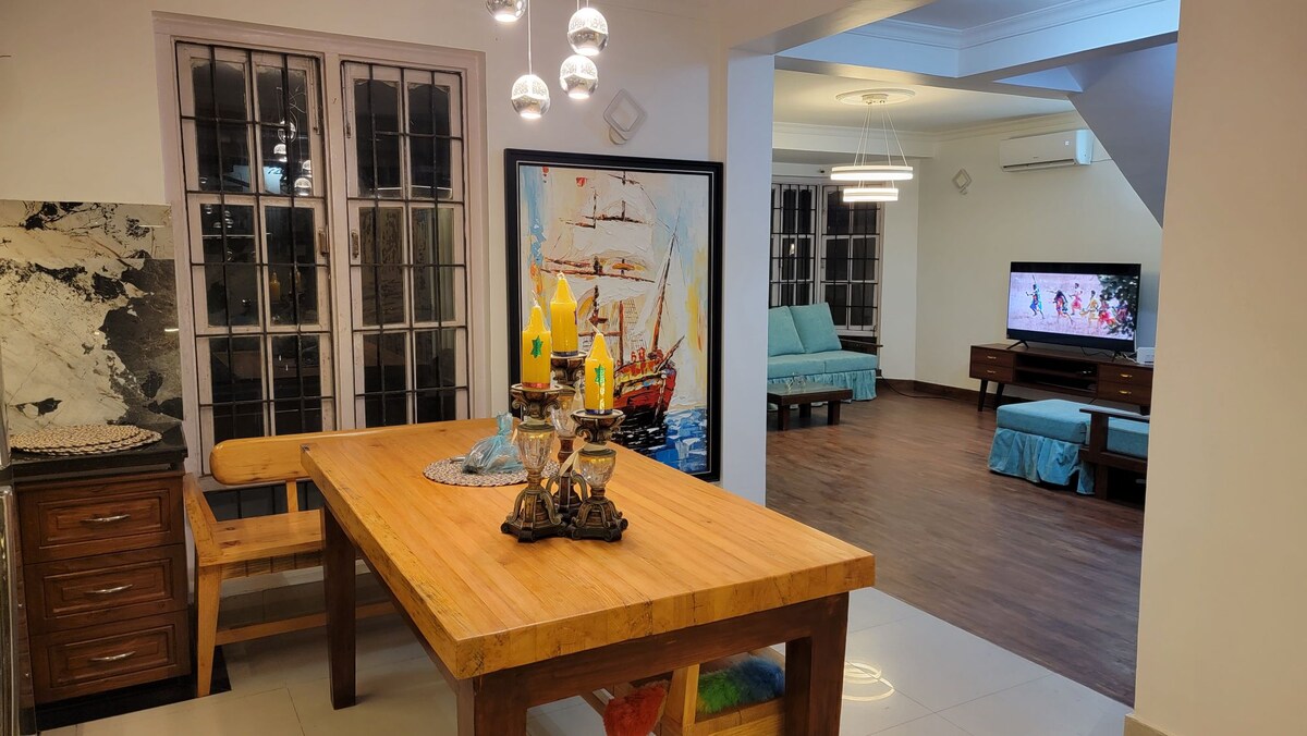 Beautiful home-view of Mountain, walking trail — photo