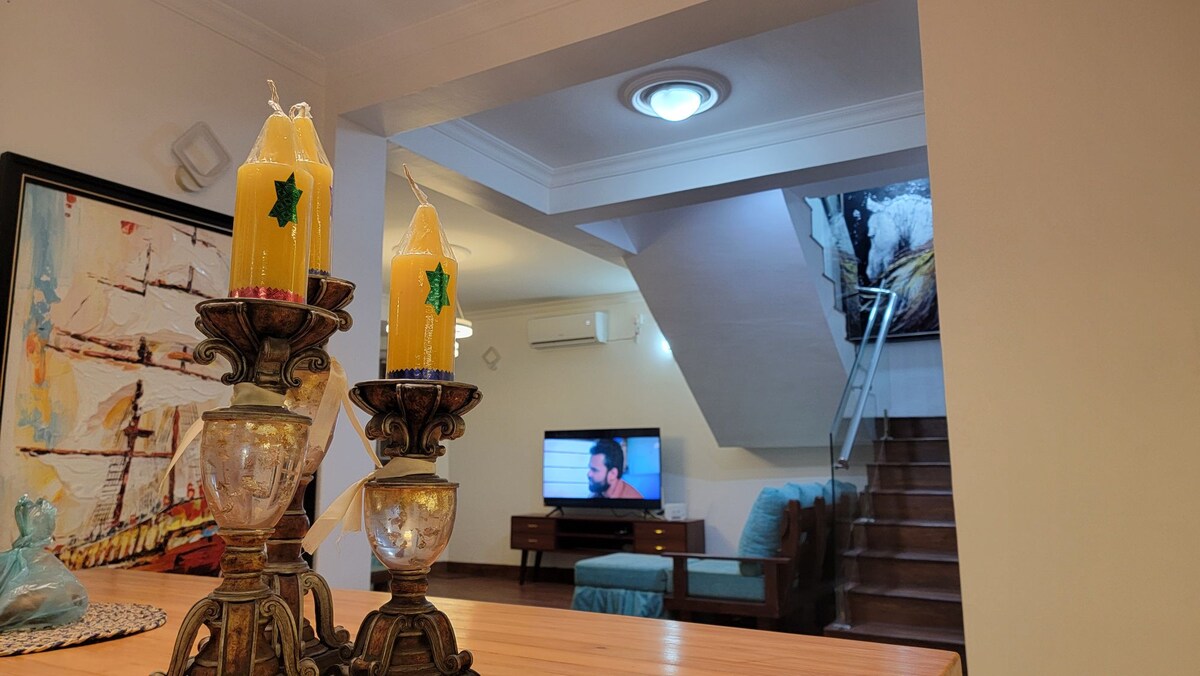 Beautiful home-view of Mountain, walking trail — photo