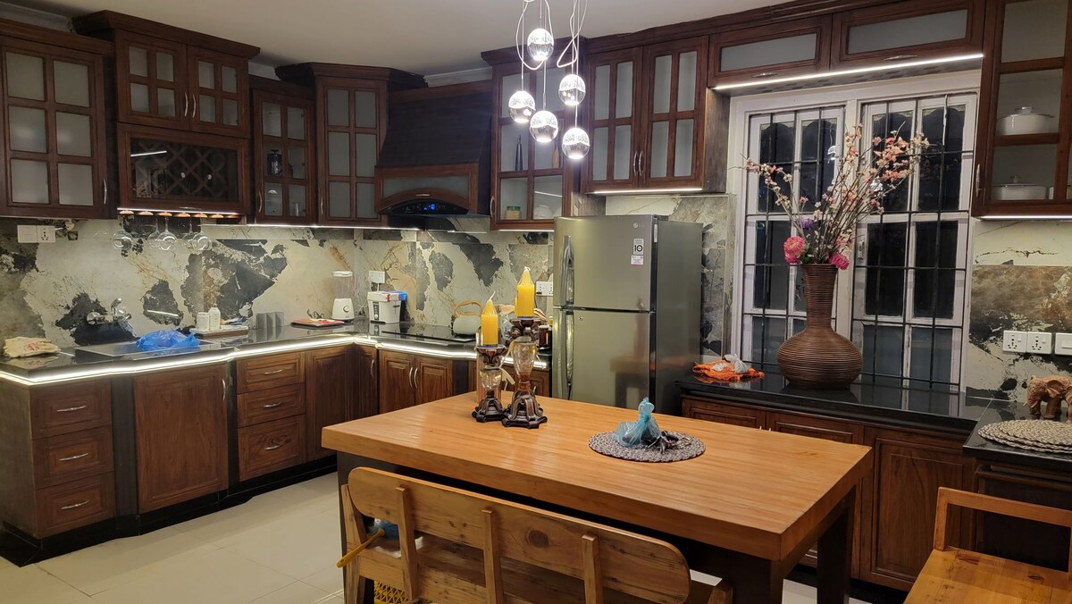 Beautiful home-view of Mountain, walking trail — photo