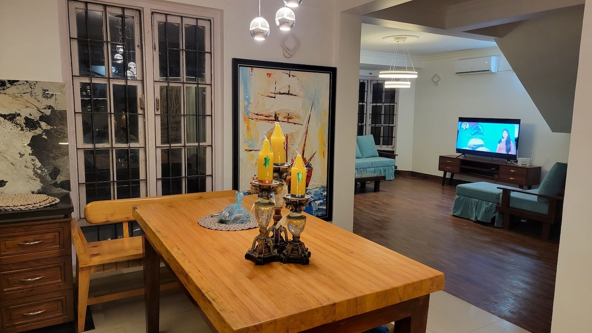 Beautiful home-view of Mountain, walking trail — photo