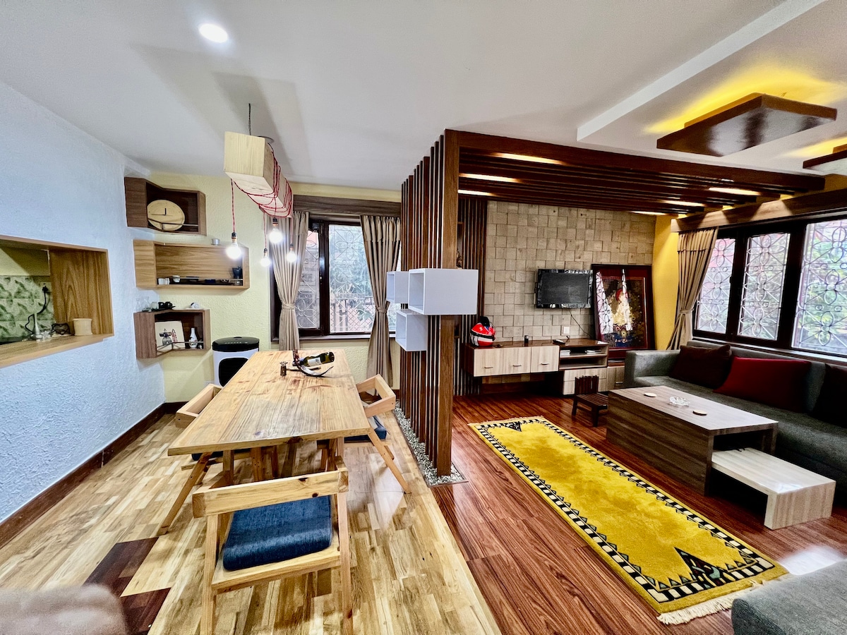 SM homes-Lovely 2 bedroom condo with free parking.