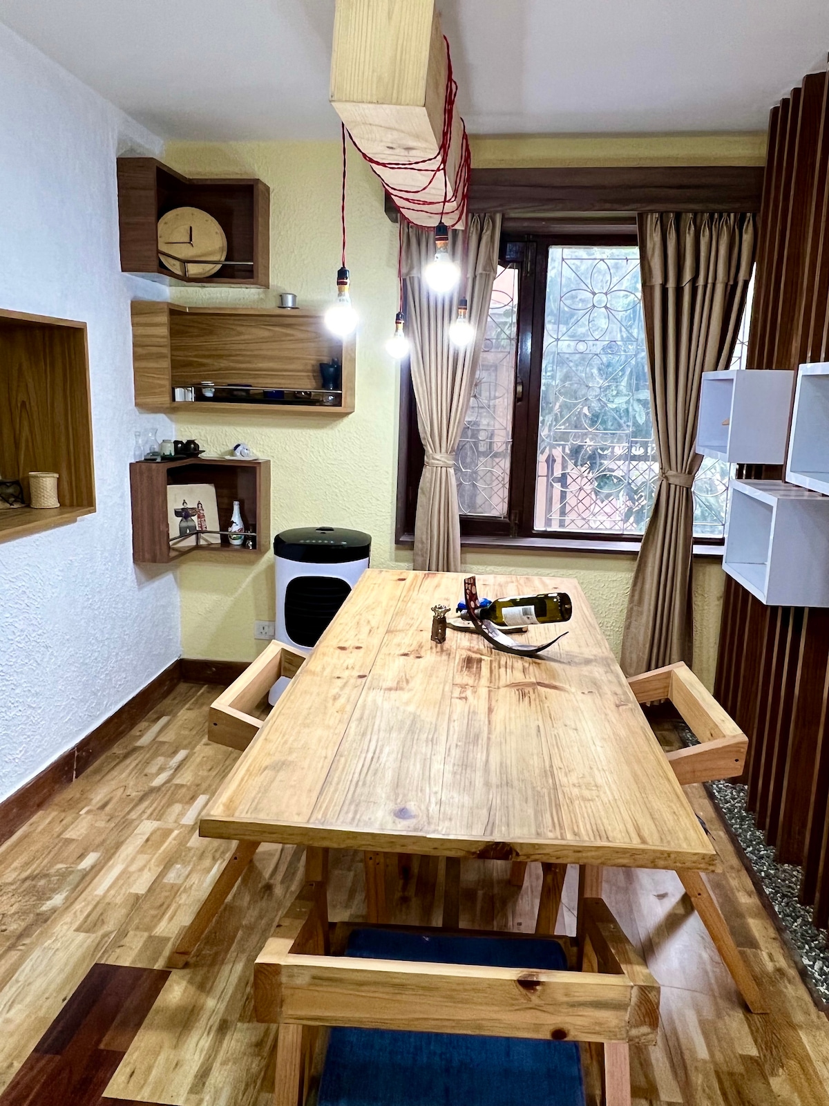 SM homes-Lovely 2 bedroom condo with free parking. — photo