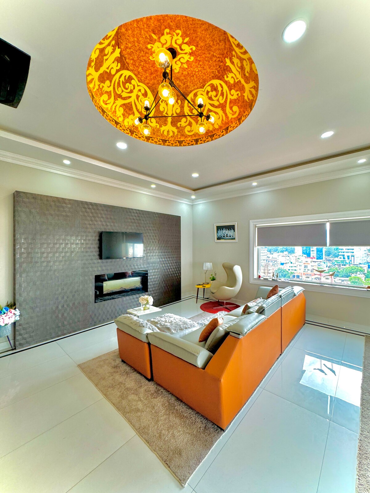 Elite Penthouse Sky-high Luxury. — photo