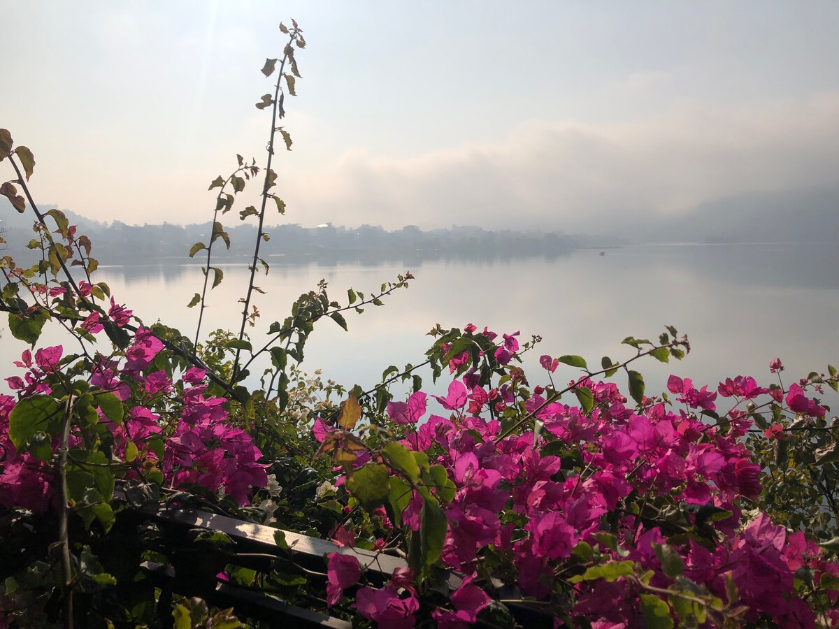 Zorba-Rooms by the .lake. — photo