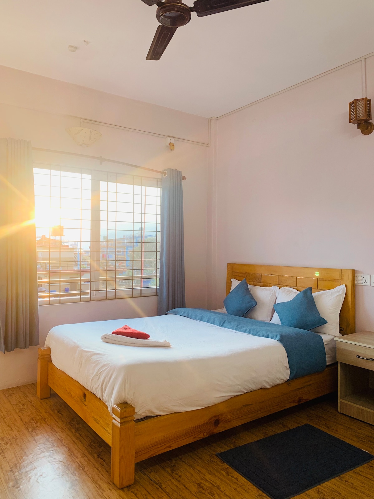 One-Bedroom Apartment with Kitchen & Mountain View