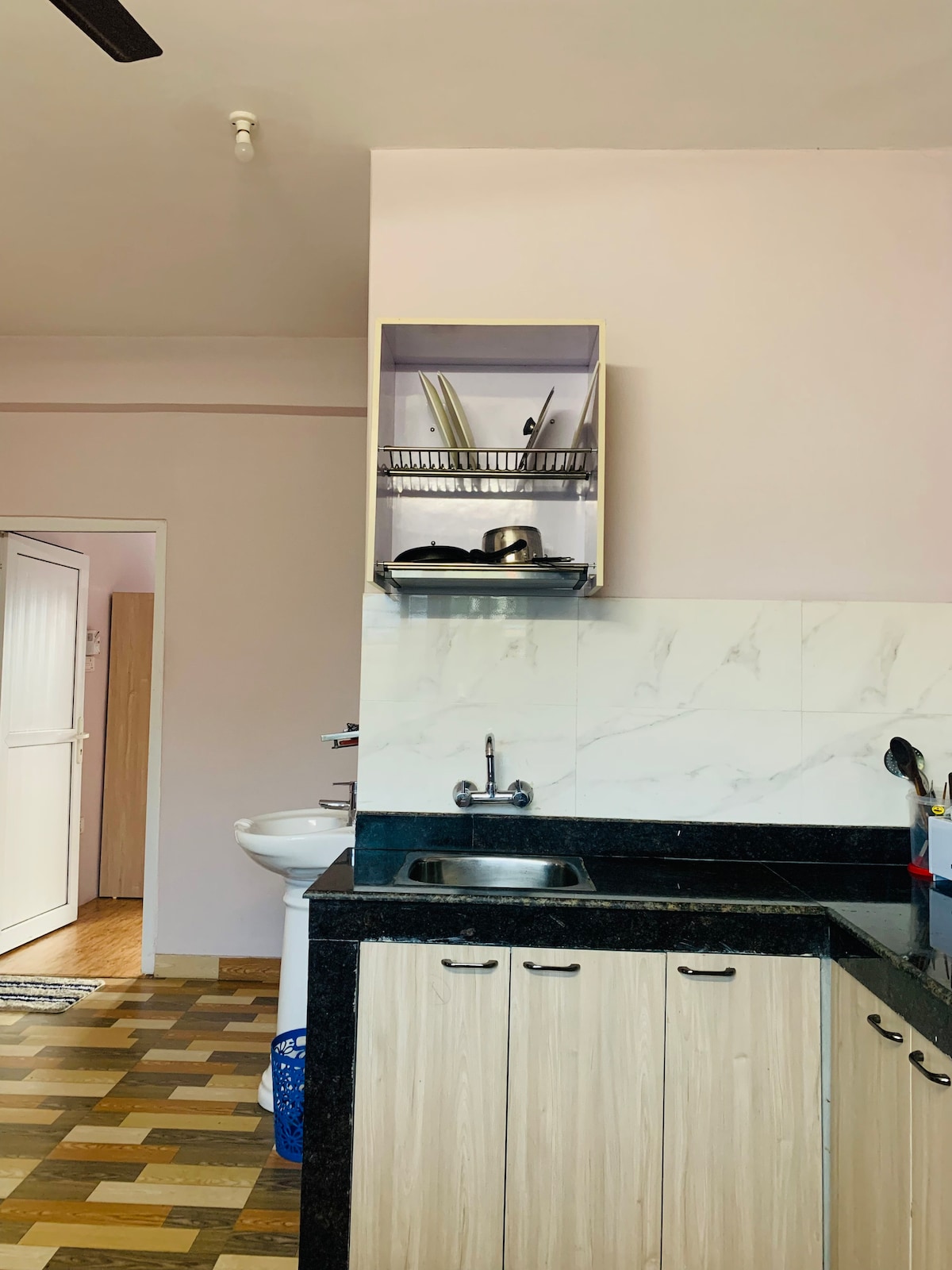 One-Bedroom Apartment with Kitchen & Mountain View — photo