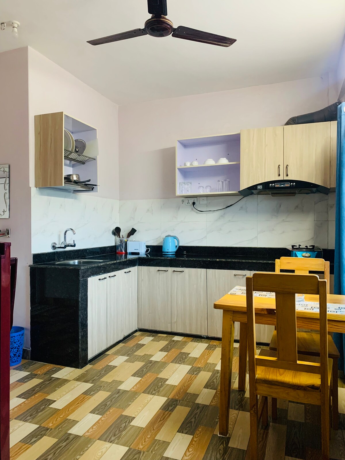 One-Bedroom Apartment with Kitchen & Mountain View — photo