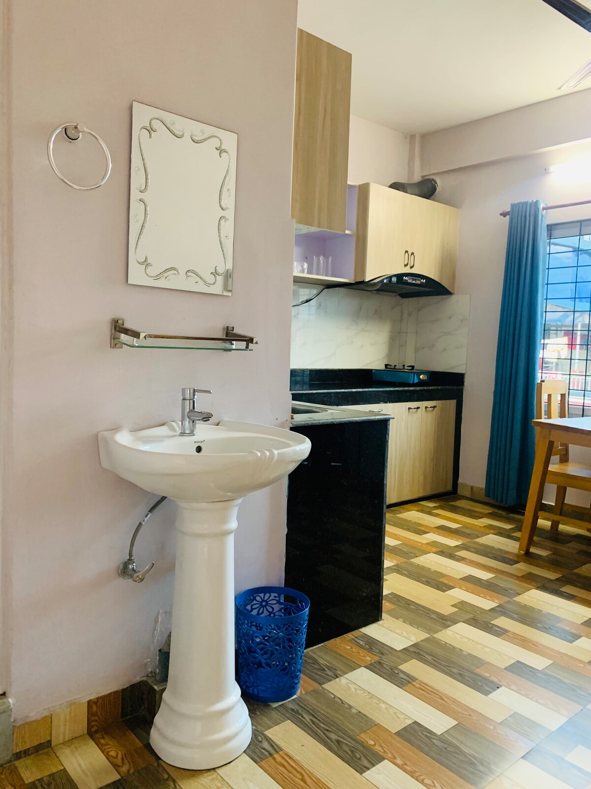 One-Bedroom Apartment with Kitchen & Mountain View — photo