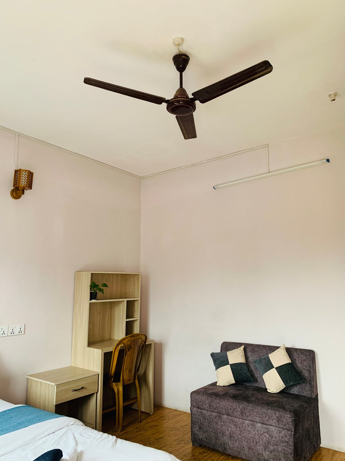 One-Bedroom Apartment with Kitchen & Mountain View — photo