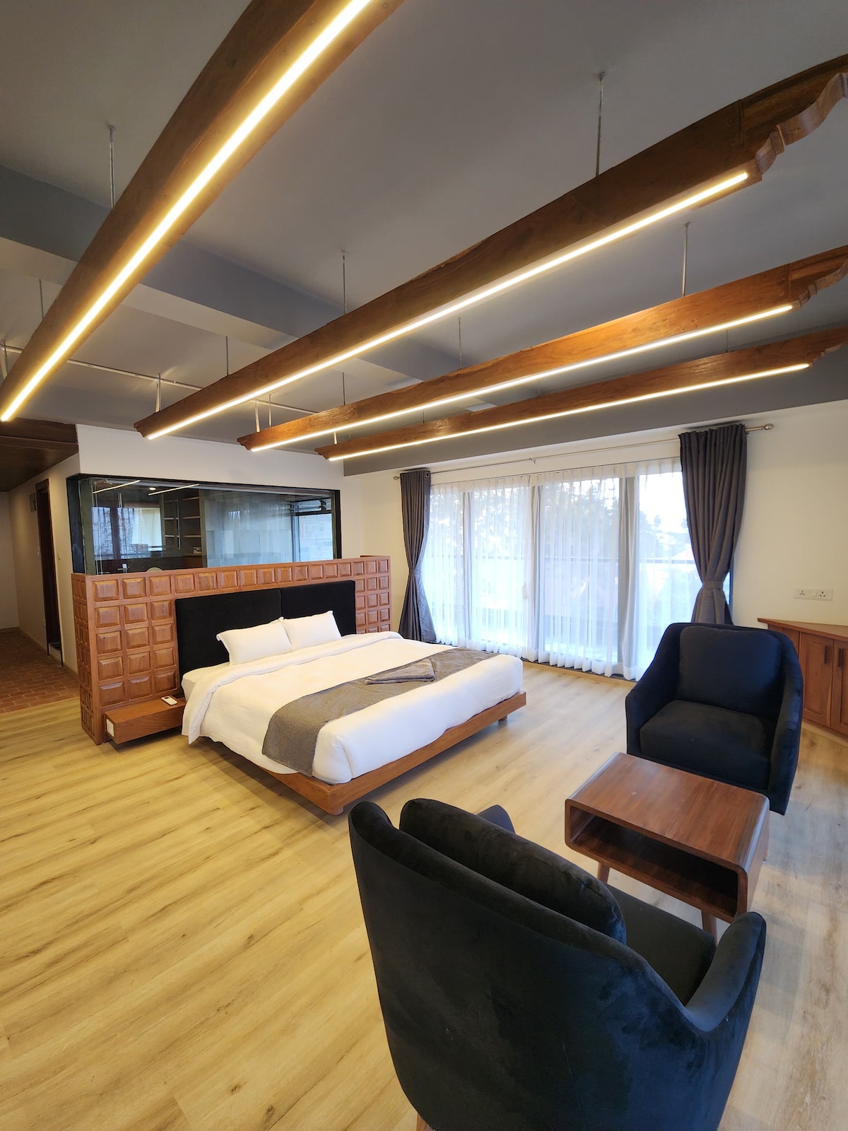 Beautiful Mountain facing room w/ two side window