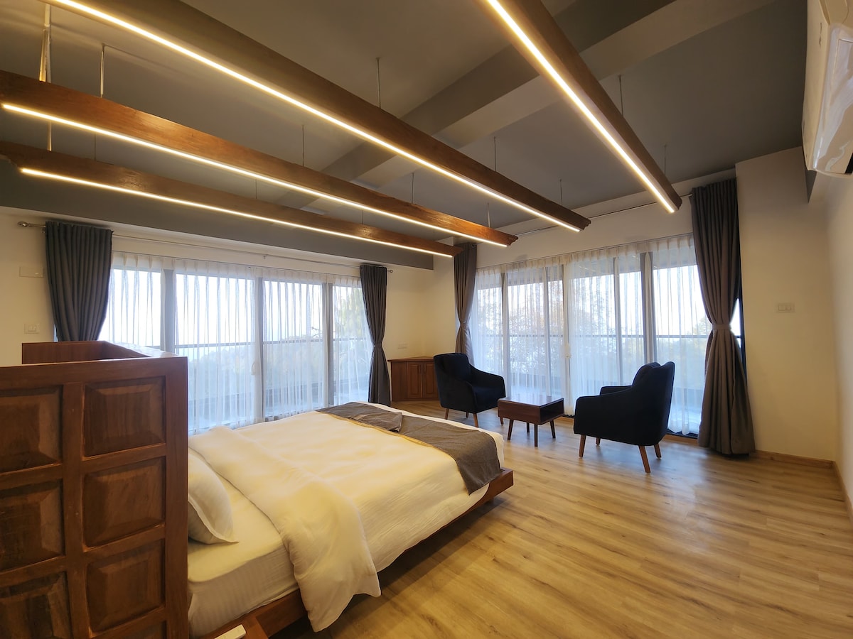 Beautiful Mountain facing room w/ two side window — photo