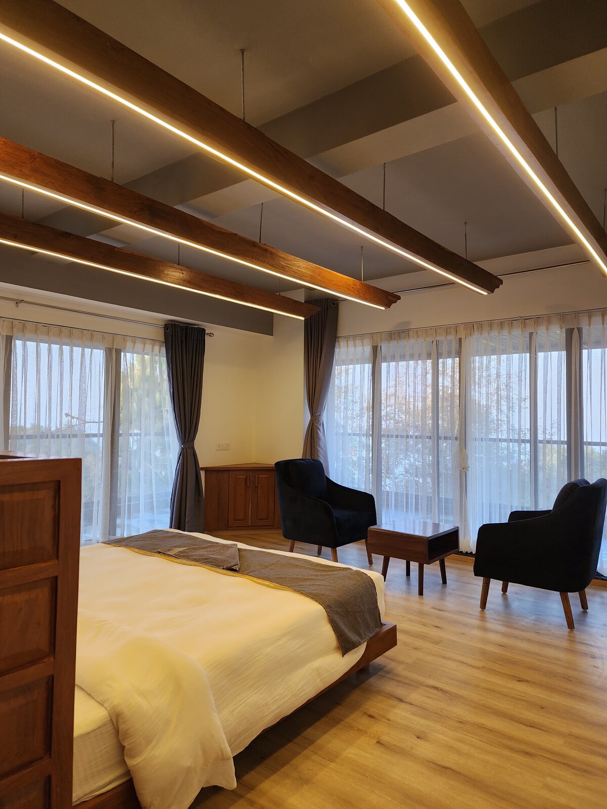 Beautiful Mountain facing room w/ two side window — photo