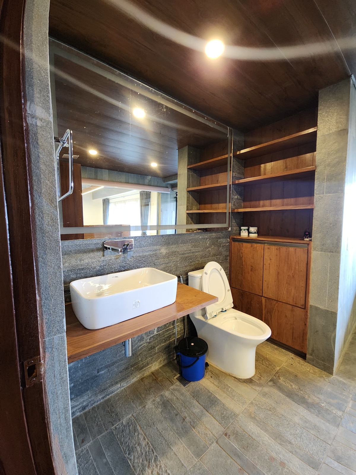 Beautiful Mountain facing room w/ two side window — photo