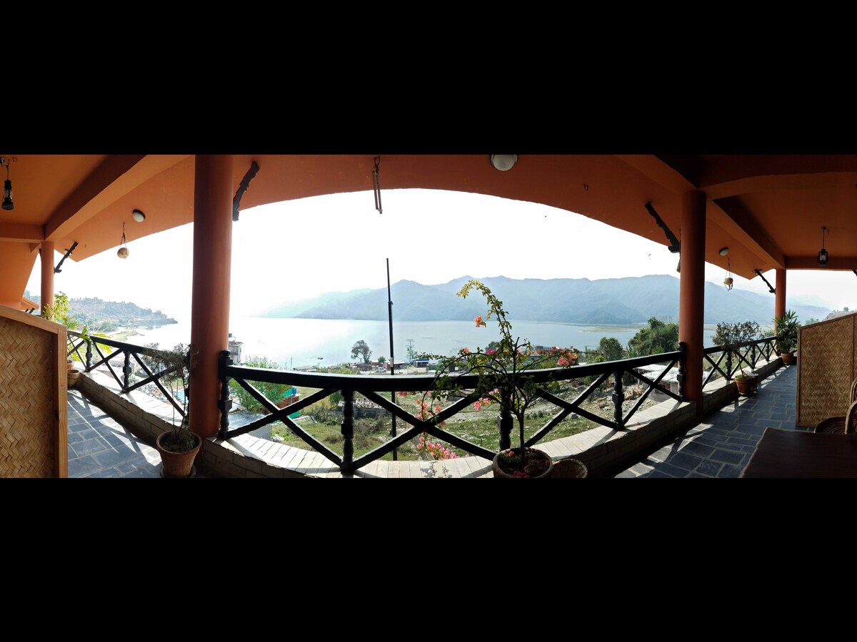 The Brahma Room: Beautiful Lakeview Private Room — photo