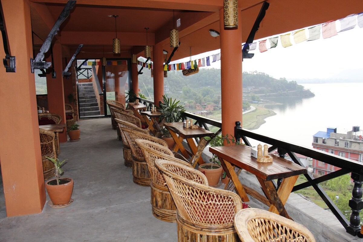 The Brahma Room: Beautiful Lakeview Private Room — photo