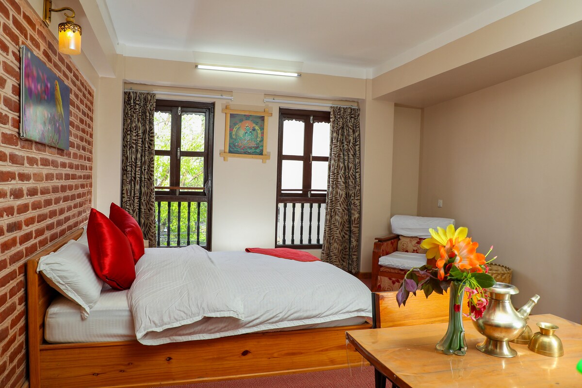 Large Room(2 adult 1 child)