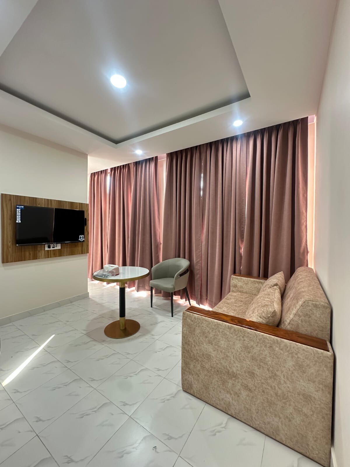 Medium Studio-7 (Queen Bed+Sofa Bed + Workstation) — photo