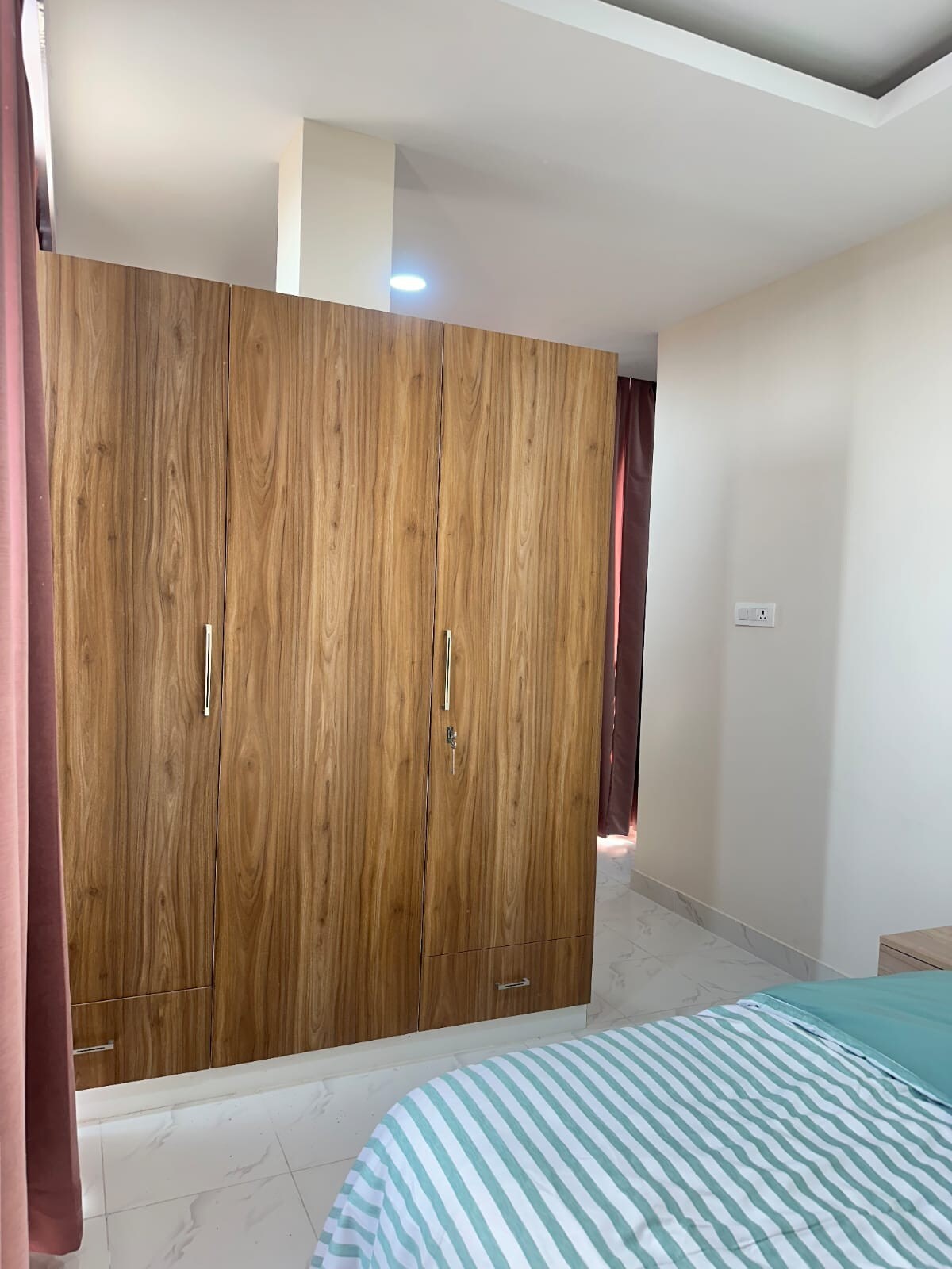 Medium Studio-7 (Queen Bed+Sofa Bed + Workstation) — photo