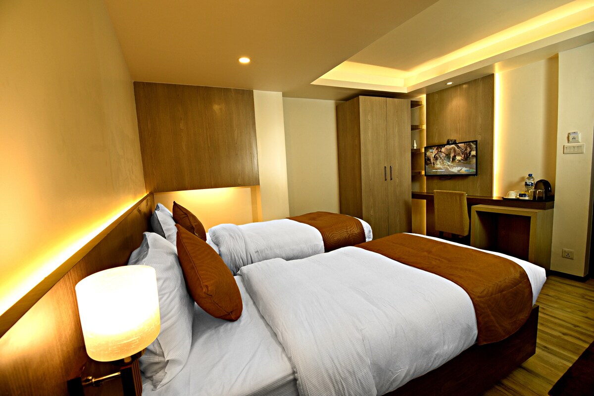 Deluxe Twin Room at The Milestone Hotel — photo