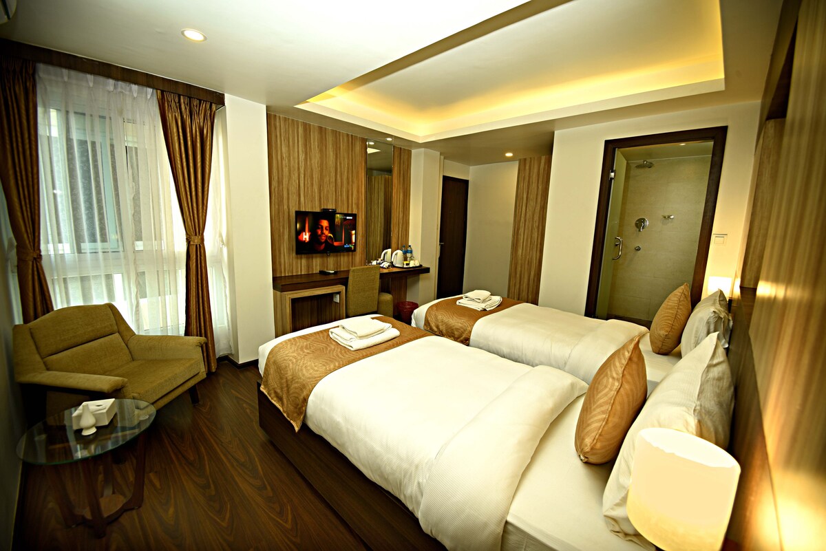 Deluxe Twin Room at The Milestone Hotel — photo