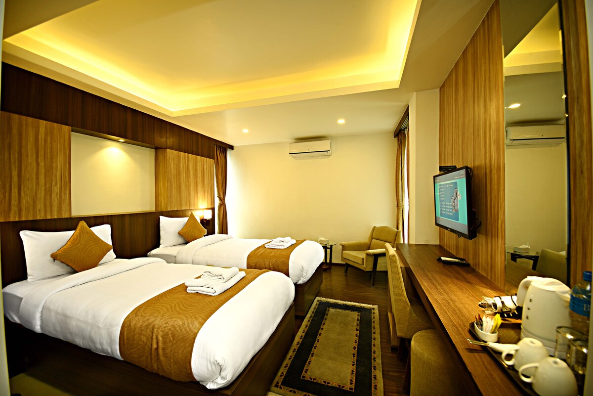 Deluxe Twin Room at The Milestone Hotel — photo