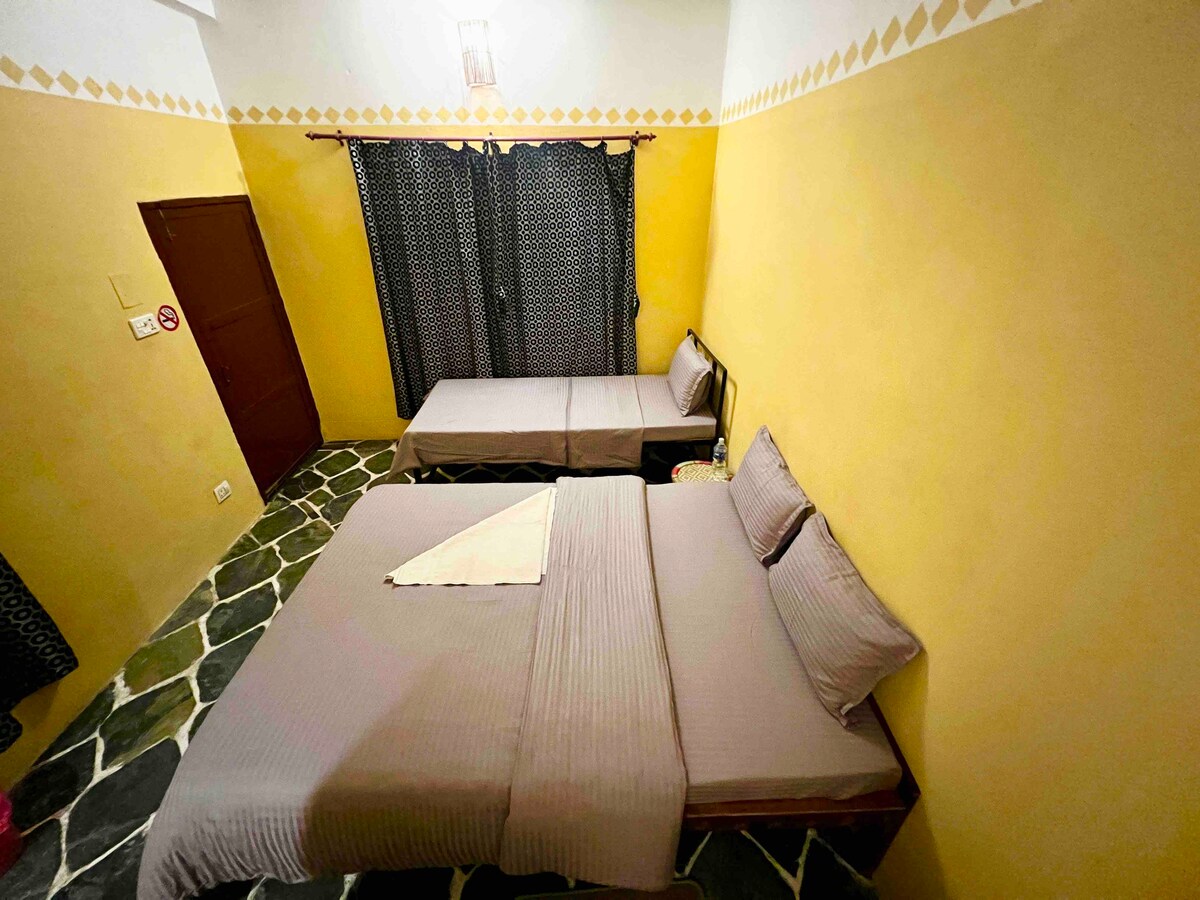 Welcoming room on ground floor with parking — photo