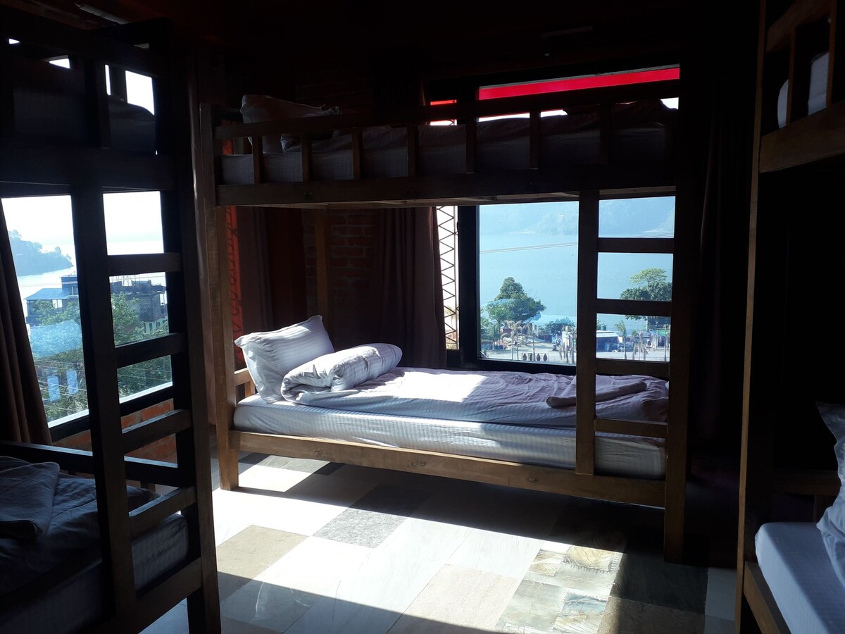 Annapurna base camp:Beautiful Lakeview hostel room — photo