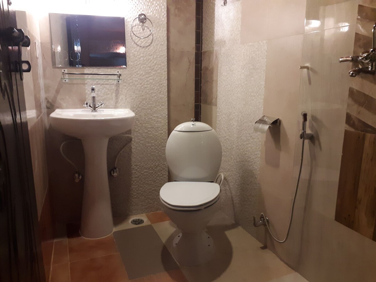 Annapurna base camp:Beautiful Lakeview hostel room — photo