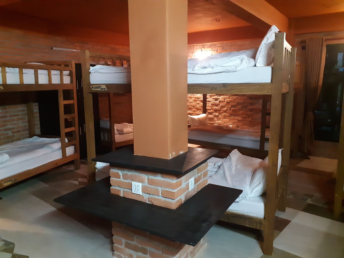 Annapurna base camp:Beautiful Lakeview hostel room — photo