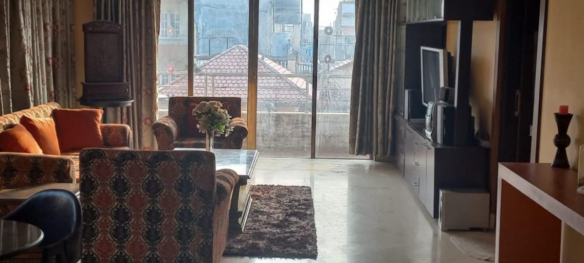 Comfortable, Spacious, Posh Area