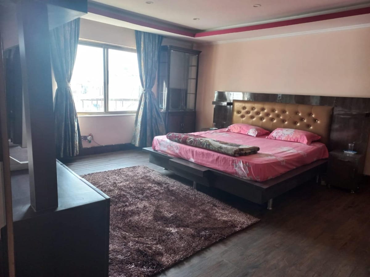 Comfortable, Spacious, Posh Area — photo