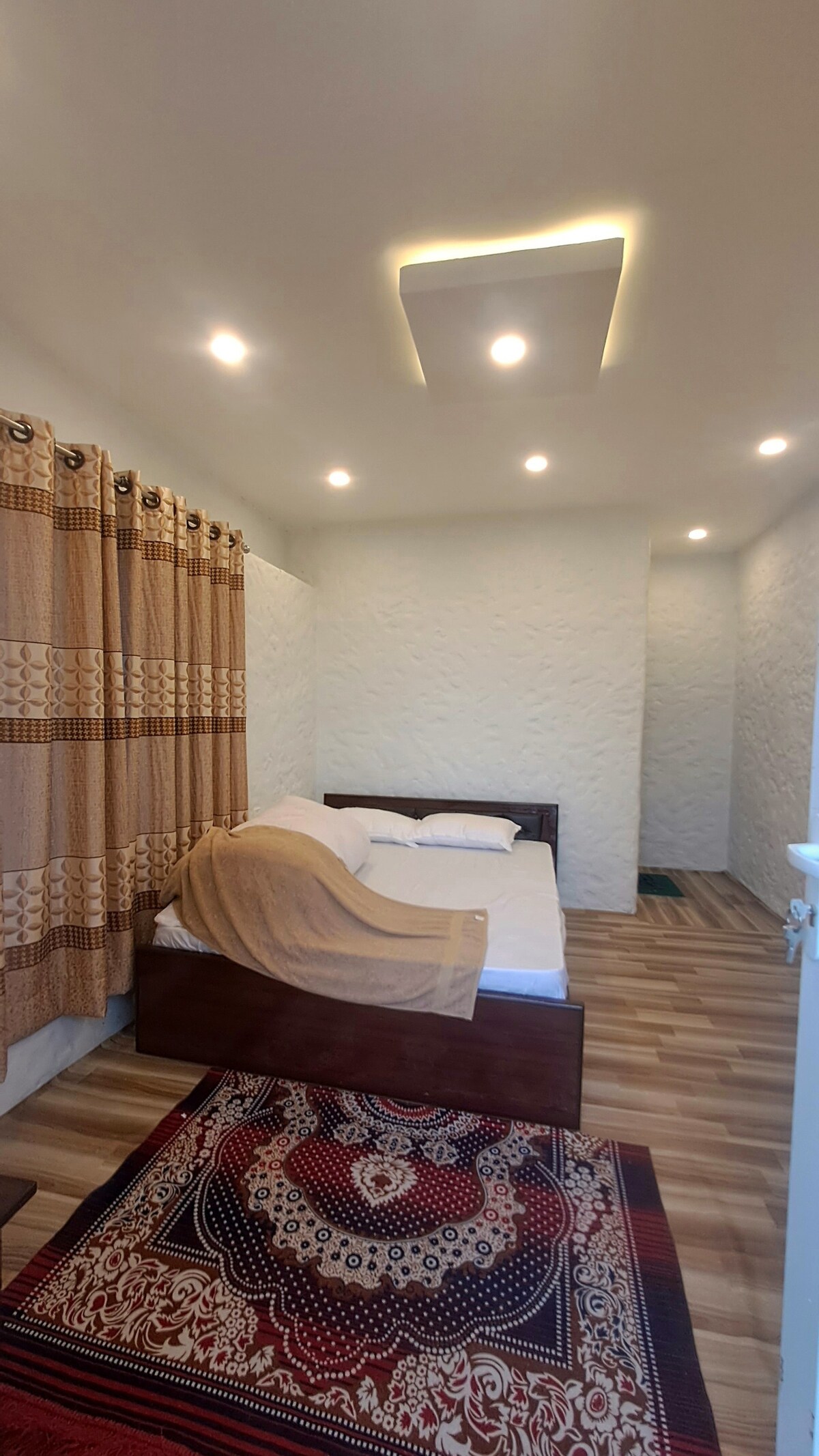 Kailash villa (cave cabin/lake front)