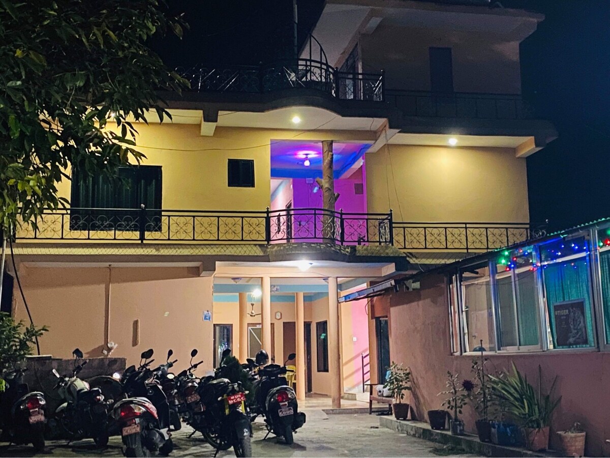 X Army Hotel Sauraha  facilitate of jungle safari — photo