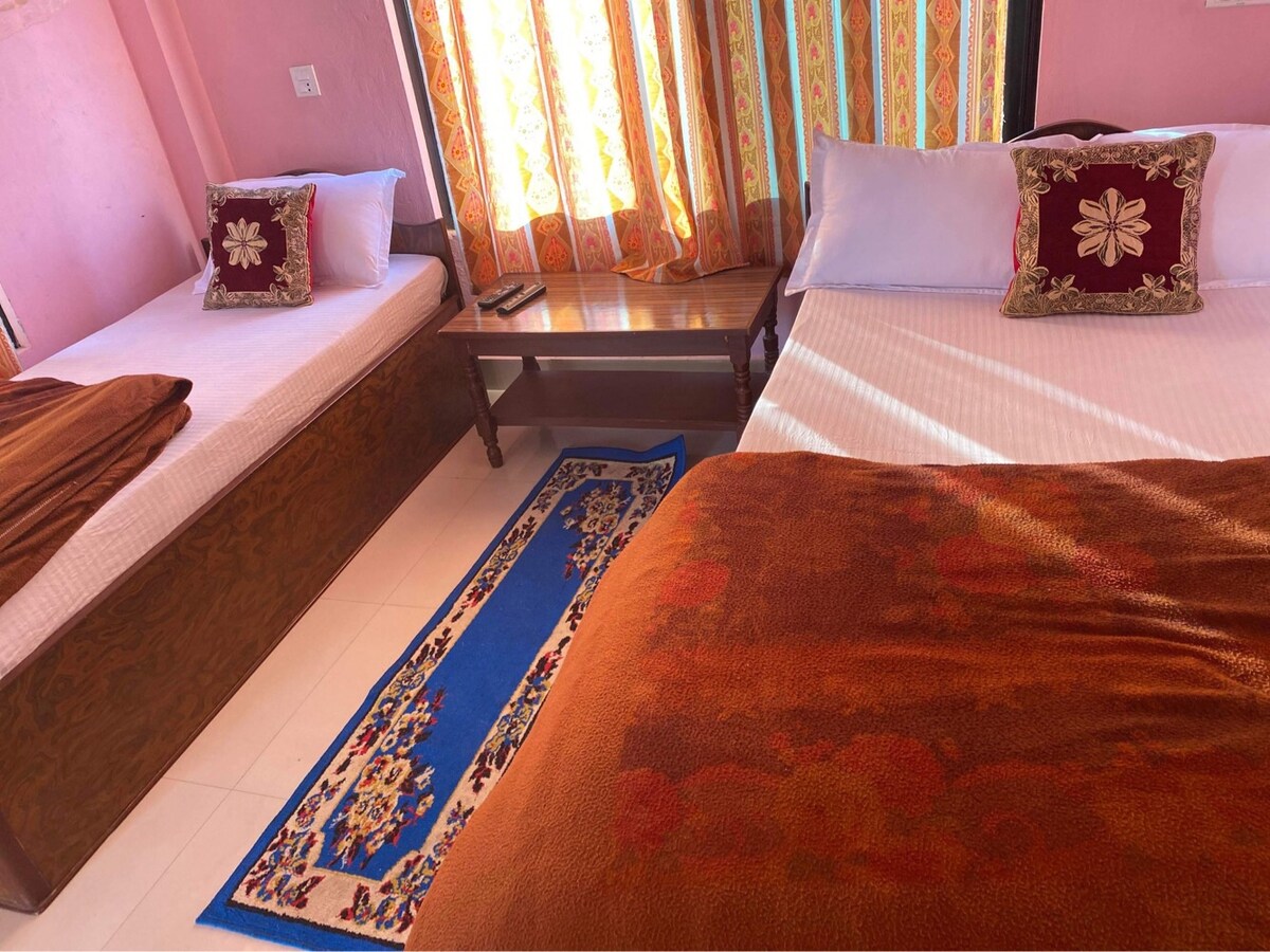 X Army Hotel Sauraha  facilitate of jungle safari — photo