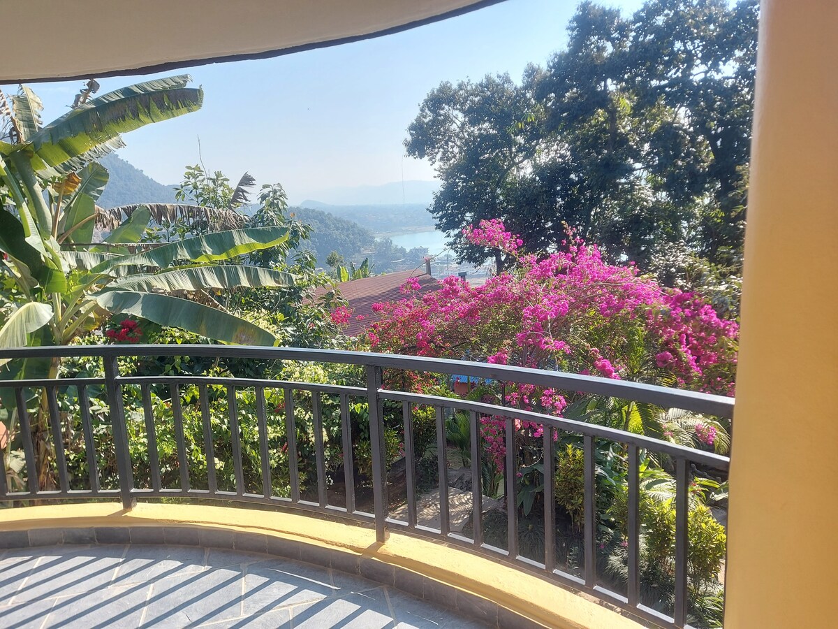 Round House Room 1 Deluxe Double Phewa Lake View — photo