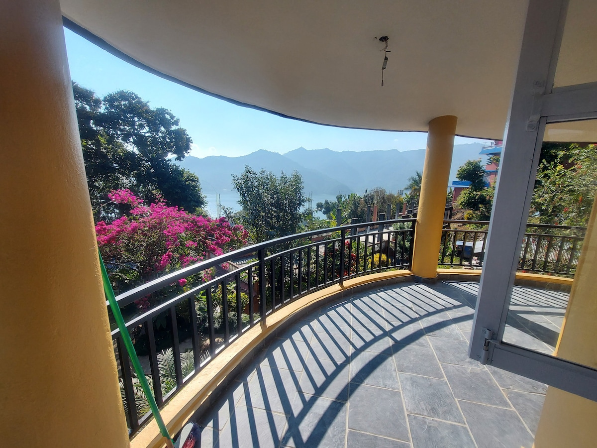 Round House Room 1 Deluxe Double Phewa Lake View — photo