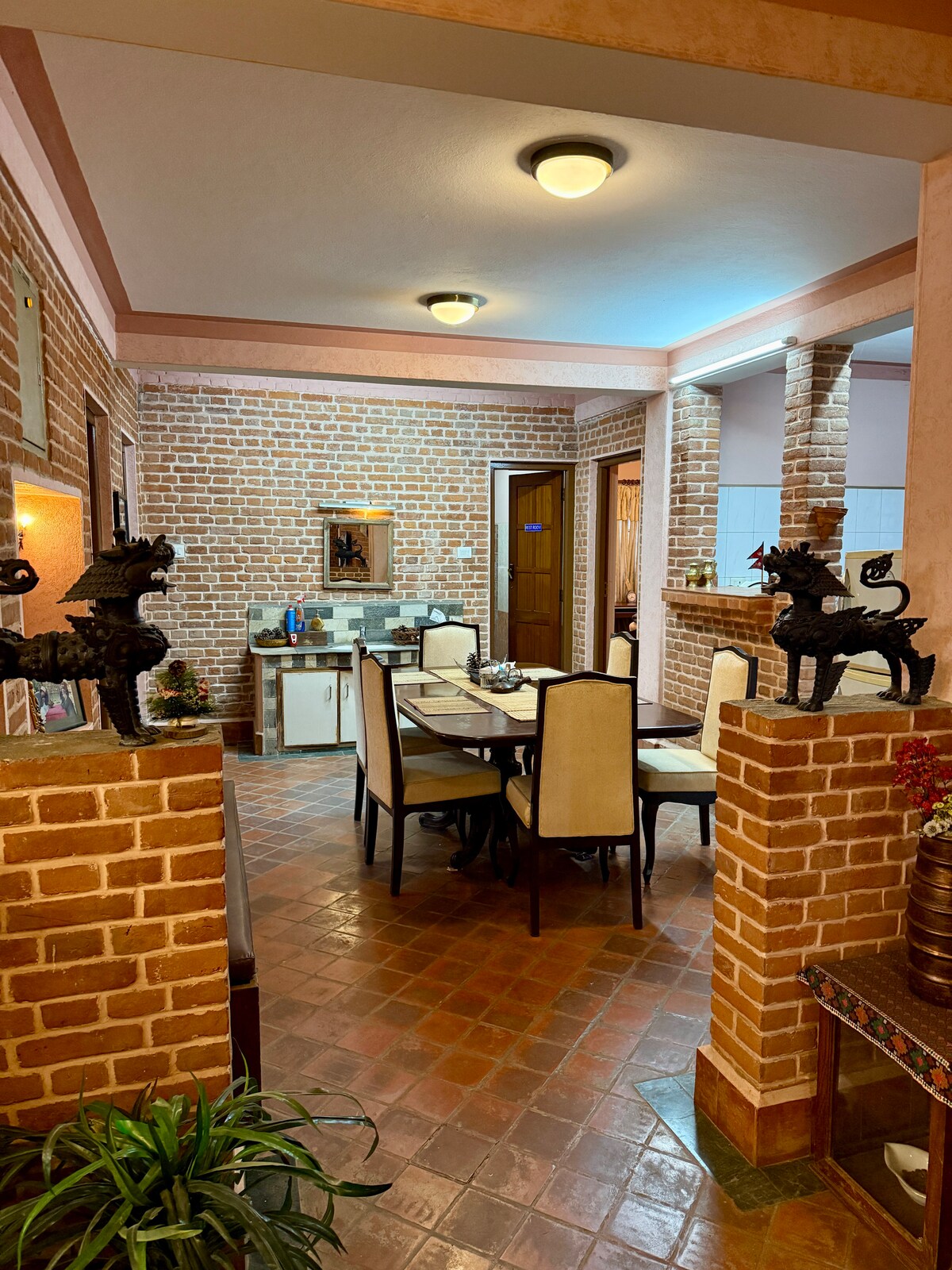 2 bedroom apt,garden/coffee roasting unit/ parking — photo