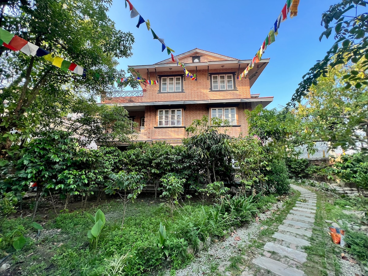 2 bedroom apt,garden/coffee roasting unit/ parking — photo