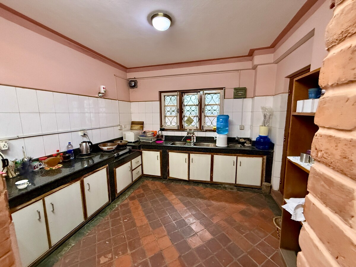 2 bedroom apt,garden/coffee roasting unit/ parking — photo