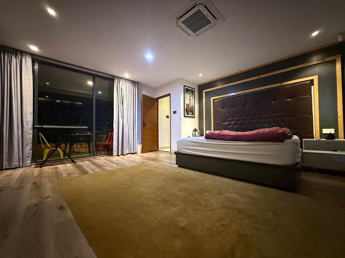 Luxury Penthouse for Stay | Mountain - City View